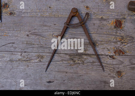 Forma di muratura bussola e antichi strumenti romano Foto Stock