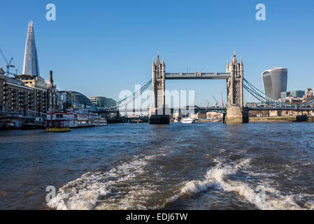 Nuovo skyline di Londra nella luce del giorno con il grattacielo Shard, Tower Bridge e 20 Fenchurch Street (aka la pinta) visto da un traghetto Foto Stock