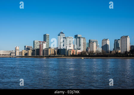 Grattacieli di Canary Wharf visto dal Tamigi a Londra Foto Stock