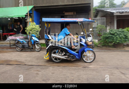 Tuk-tuk passando in una strada a Koh Lanta old town, Provincia di Krabi, Thailandia, Sud-est asiatico. Foto Stock