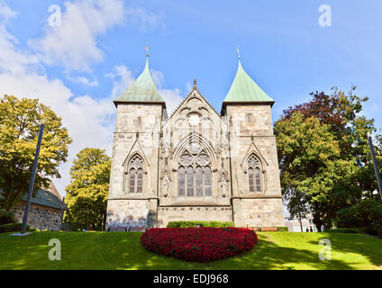 A est la facciata della Cattedrale di Stavanger (Stavanger domkirke, circa del XIII sec.). La più antica cattedrale in Norvegia, un punto di riferimento di Stavanger Foto Stock