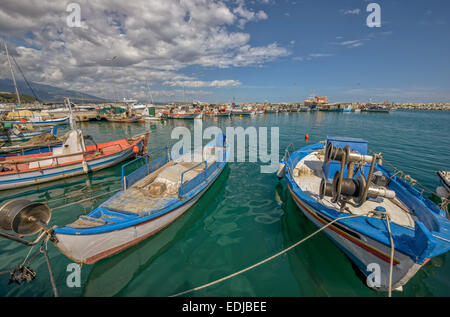 Baia Mare per imbarcazioni da pesca nelle piccole città della Grecia Foto Stock