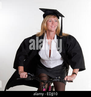 Femmina matura studente universitario di una bicicletta che indossa il cappello e camice Foto Stock
