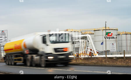 Guarnizione di tenuta olio Sands Terminale, Teesside, UK. Il 7 gennaio 2015. Una petroliera lascia il Vopak Terminal a tenuta sulle sabbie Teesside per la distribuzione di benzina per una rete di stazioni di servizio in tutto il Regno Unito. Brent petrolio greggio ha colpito il suo prezzo più basso dal maggio 2009 ed è scesa al di sotto di 50 dollari al barile. Foto Stock