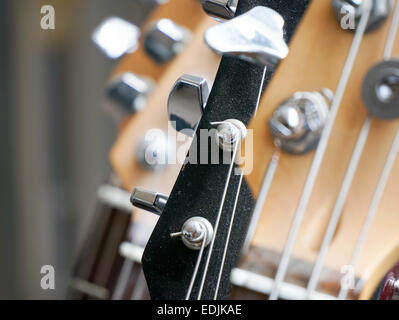 Chitarre e Basso chitarra in una fila. Foto Stock