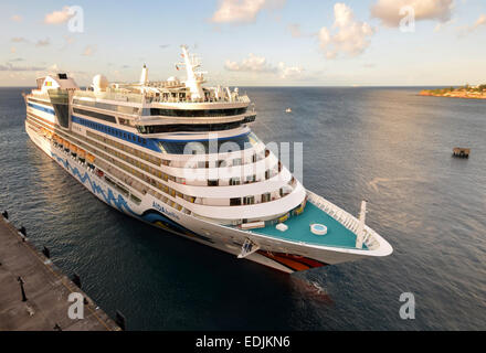 BASSETERRE - 25 dicembre: AIDA bella nave da crociera enders Basseterre, Saint Kitts nei Caraibi la mattina presto Foto Stock