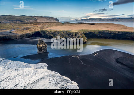 Vista aerea di scogliere e onde, spiaggia di sabbia nera, Dyrholaey, Islanda Foto Stock