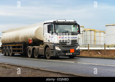 Guarnizione di tenuta olio Sands Terminale, Teesside, UK. Il 7 gennaio 2015. Una petroliera lascia il Vopak Terminal a tenuta sulle sabbie Teesside per la distribuzione di benzina per una rete di stazioni di servizio in tutto il Regno Unito. Brent petrolio greggio ha colpito il suo prezzo più basso dal maggio 2009 ed è scesa al di sotto di 50 dollari al barile. Foto Stock