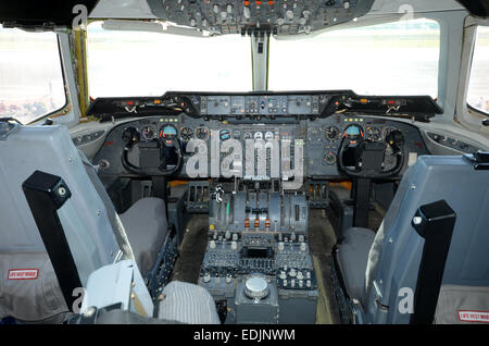 Vista del pozzetto della moderna air force petroliera di rifornimento Foto Stock