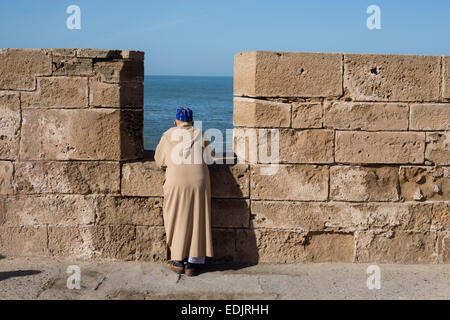 Sui bastioni della Medina di Essaouira, un sito patrimonio mondiale dell'UNESCO, in Marocco, in Nord Africa. Foto Stock