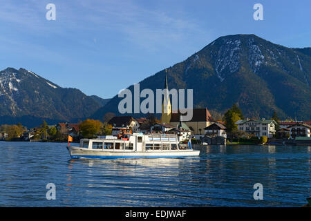 Chiesa Parrocchiale di San Lorenzo e il motoscafo di fronte Bodenschneid, Stümpfling Wallberg e montagne, lago Tegernsee, Egern Foto Stock