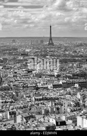 Vista di Parigi con la torre Eiffel dalla sommità del Sacre Coeur Foto Stock