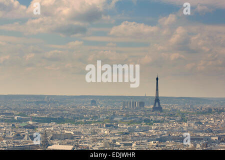 Vista di Parigi con la torre Eiffel dalla sommità del Sacre Coeur Foto Stock
