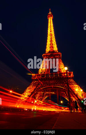 Vista Torre Eiffel a Parigi con il registro delle luci di esposizione Foto Stock