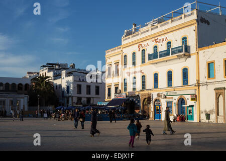 Place Moulay Hassan, nella medina di Essaouira, un sito patrimonio mondiale dell'UNESCO, in Marocco, in Nord Africa. Foto Stock