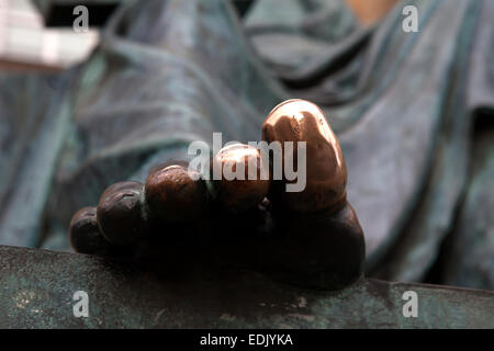 Close-up dettaglio del filosofo scozzese economista David Hume statua il piede. Lo sfregamento è detto di portare buona fortuna. Foto Stock