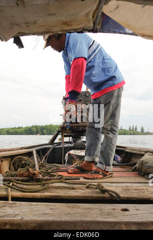 Thai barca long-tail driver, controllare la leva stick del motore, Krabi, Thailandia, Sud-est asiatico. Foto Stock