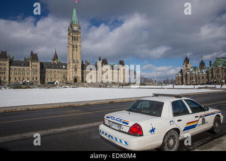 Un RCMP auto della polizia è parcheggiato di fronte al Parlamento del Canada a Ottawa Foto Stock