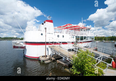 Tour in barca ormeggiata nel lago dei boschi, Kenora, Ontario, Canada Foto Stock