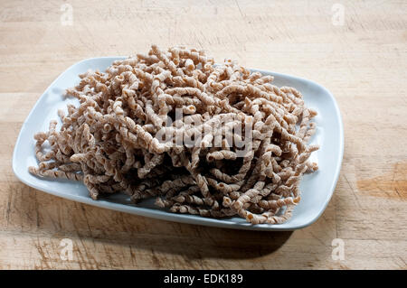 Struttura di cavatappi a forma di pasta grezza con tutta la farina di grano tenero, grano saraceno tipici della Sicilia Foto Stock