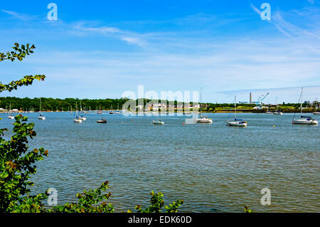 Il tranquillo fiume Medway fluisce attraverso la banca occidentale al villaggio Upnor rivelando le piccole imbarcazioni ormeggiate sulle acque blu Foto Stock