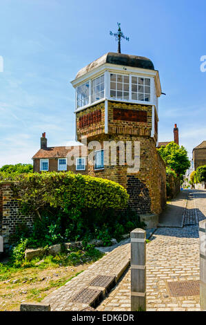 Un attraente gazebo ottagonale in fondo High Street con una cupola di piombo imitazione del tetto in legno e finestre a battente. Foto Stock