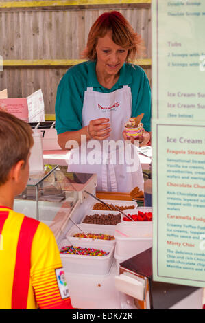 Una donna serve una Parravani's ice cream dal famoso Parravani's ice cream company Foto Stock