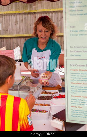 Una donna serve una Parravani's ice cream dal famoso Parravani's ice cream company Foto Stock