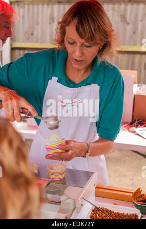 Una donna serve una Parravani's ice cream dal famoso Parravani's ice cream company Foto Stock