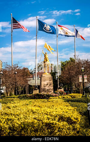 La statua dorata di Giovanna d'arco nel mercato francese del luogo in New Orleans LA Foto Stock