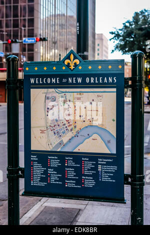 Cartello pedonale con mappa rivolta verso i punti di riferimento di New Orleans LA Foto Stock