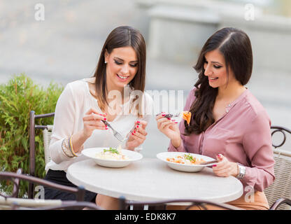 Piuttosto giovani donne a pranzo nel ristorante Foto Stock