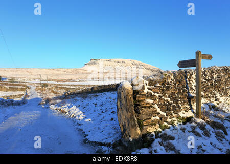 Neve su Pennine Way verso Pen-y-Ghent, Yorkshire Dales National Park, North Yorkshire, Inghilterra, Regno Unito. Foto Stock