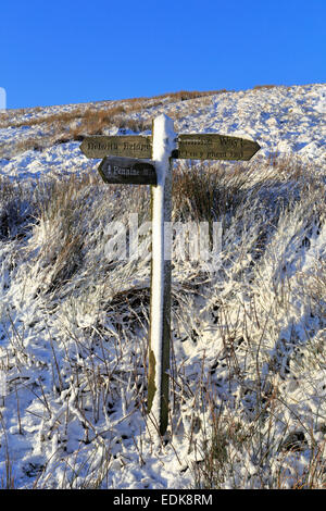 Snowy Pennine Way segnaletica per Pen-y-Ghent, Yorkshire Dales National Park, North Yorkshire, Inghilterra, Regno Unito. Foto Stock