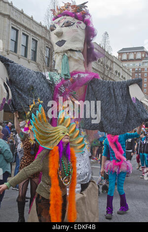 Felici le persone in costumi colorati con un creative effige partecipare in Asheville NC Mardi Gras Parade Foto Stock