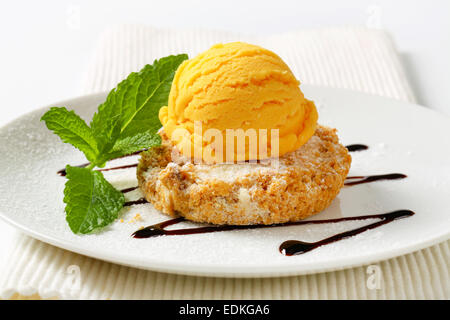 Mini Sbrisolona cookie con scoop di giallo crema di ghiaccio Foto Stock