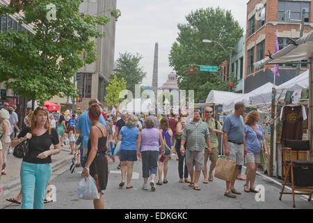 Un estate scena di strada di persone che godono il Bele Chere Music Festival il 27 luglio 2013 nel centro di Asheville, NC Foto Stock