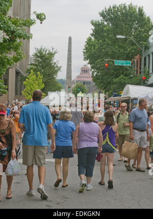 Un estate scena di strada di persone che godono il Bele Chere Music Festival il 27 luglio 2013 nel centro di Asheville, NC Foto Stock