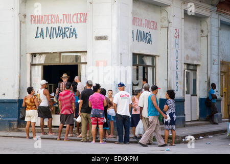 La folla fuori caffetteria in Havana Foto Stock