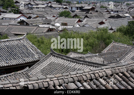 I tetti delle case tradizionali nella città vecchia di Lijang nella provincia di Yunnan, a sud-ovest della Cina Foto Stock