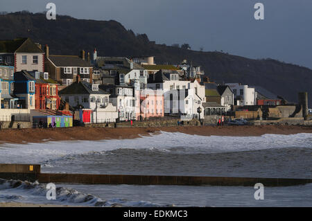 Di fronte al mare a Lyme Regis, Dorset, Regno Unito Foto Stock