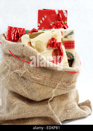 Natale arriva con un sacco pieno di doni. Foto Stock