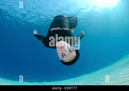 Freediver nuota su un fondo sabbioso, Mar Rosso, Egitto Foto Stock