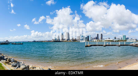 Sulla spiaggia di Coronado Island con il centro cittadino di San Diego skyline attraverso la baia di San Diego, California, Stati Uniti d'America Foto Stock