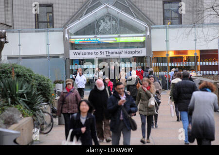 Londra, Regno Unito. 7 dicembre, 2015. NHS sotto scutiny come ospedali faccia pressione A e E . St Thomas Hospital sul Westminster Bridge di fronte al Palazzo del Parlamento e il Big Ben. Credito: JOHNNY ARMSTEAD/Alamy Live News Foto Stock