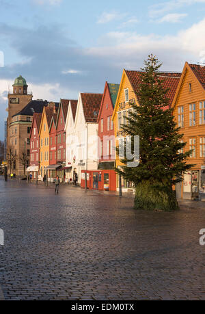Il famoso Bryggen in legno negozio commerciali Edifici a Bergen in Norvegia in un freddo giorno di dicembre intorno a Natale Foto Stock