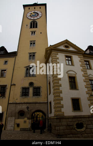 L'Altes Rathaus (antico municipio) Tower risale al XIII secolo nel borgo medievale di Regensburg, Germania. Foto Stock