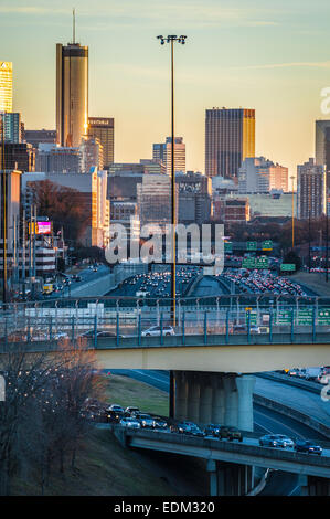 Le luci del tramonto la città di Atlanta durante la serata Rush Hour lungo la I-75/I-85 connettore attraverso il centro. Stati Uniti d'America. Foto Stock