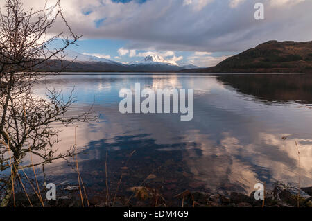 Guardando ad est verso il basso Loch Maree verso Slioch, Sleaghach, in Wester Ross Scozia Scotland Foto Stock