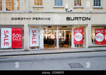 50% di sconto sui cartelli di vendita a Dorothy Perkins - vetrine Burtons, City Bath, Inghilterra, Regno Unito Foto Stock